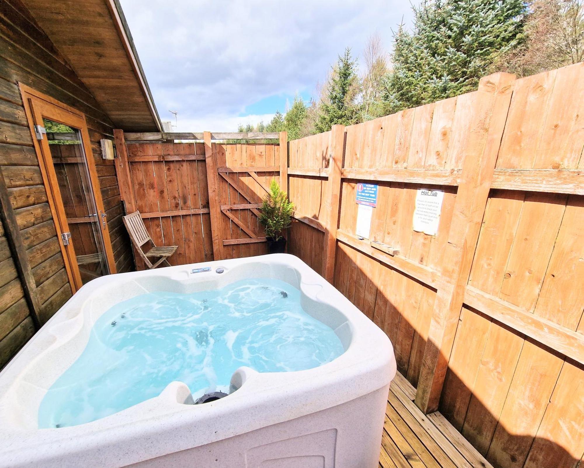 Ochil 8 With Private Hot Tub - Fife - Loch Leven - Lomond Hills Villa Kelty Bagian luar foto